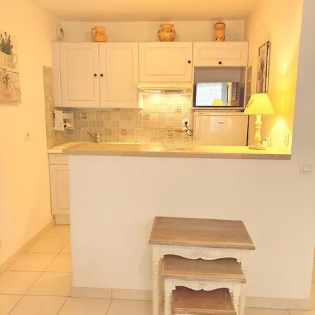 Spacieux 2 Pieces ,1 Chambre,clim, Centre Ville, Garage Apartment
